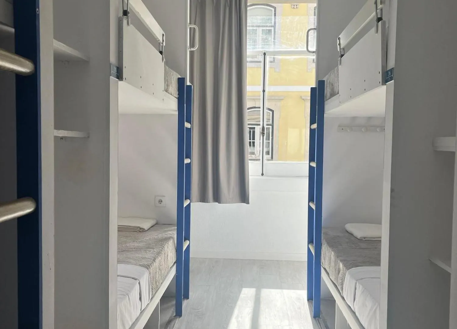 Paradise Hostel Lisbon 0*,  Portugal